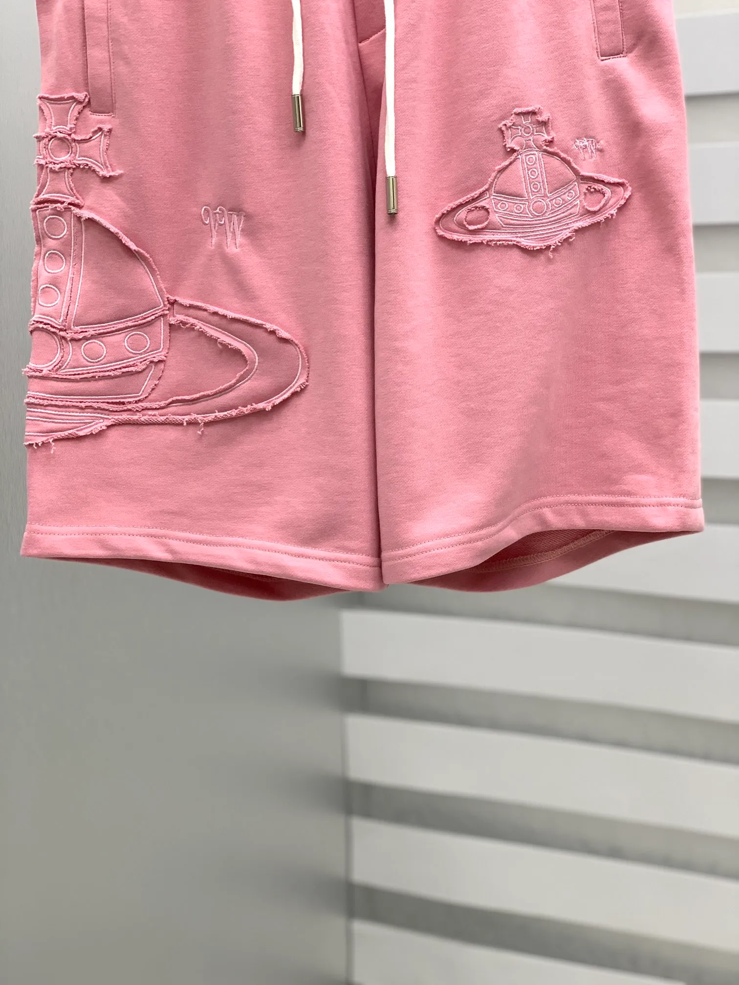 Queen Mother's 2026 summer New Arrival men's casual shorts, advanced custom Breathable fabric, Breathable elasticity and comfort, impeccable details, top accessories, original logo design concept, delicate and soft feel! The upper body fit is awesome! Size: M-XXXL Please state your height and weight when ordering